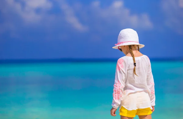 Underbar liten flicka på stranden under sommarlovet — Stockfoto