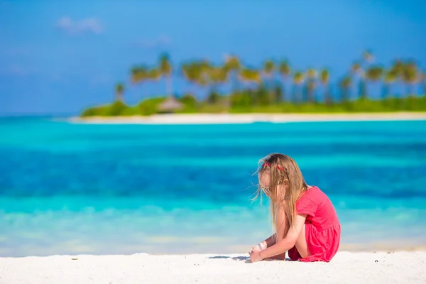 Menina adorável na praia durante as férias de verão — Fotografia de Stock
