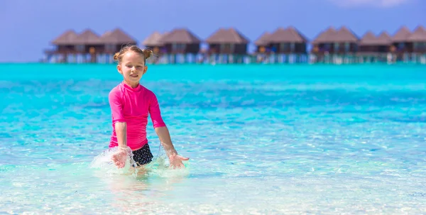 Adorable little girl at beach during summer vacation — Stock Photo, Image