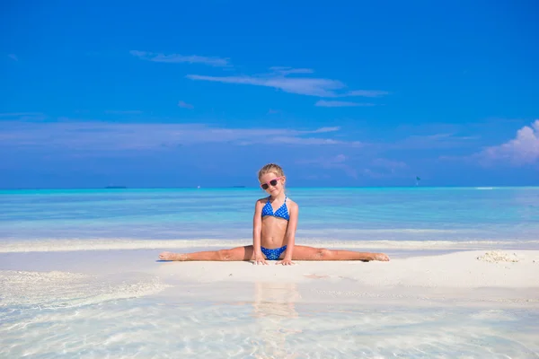 Adorável menina feliz se divertir em águas rasas em férias na praia — Fotografia de Stock