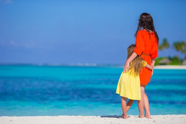 小女孩和年轻母亲在海滩度假 — 图库照片