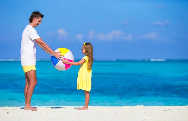 Ευτυχισμένος πατέρας και η κόρη που παίζει με τη μπάλα, έχοντας διασκεδαστικό υπαίθριο στην παραλία — Φωτογραφία Αρχείου