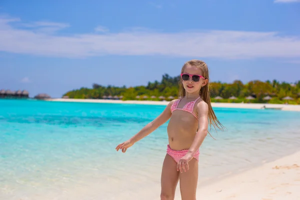 Fröhliches kleines Mädchen, das Spaß im flachen Wasser hat — Stockfoto