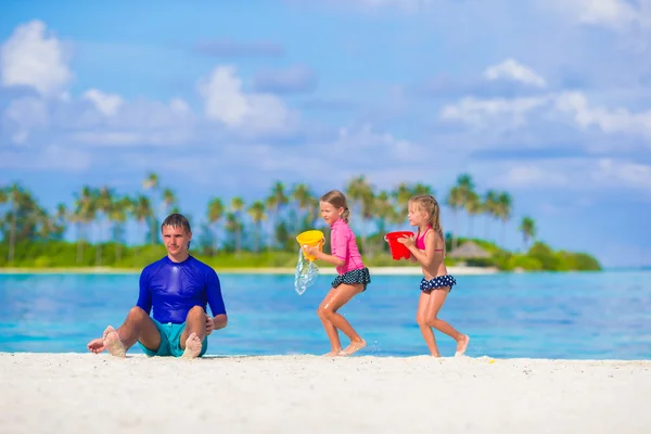 Bonito meninas e pai se divertindo com brinquedos de praia em férias de verão — Fotografia de Stock