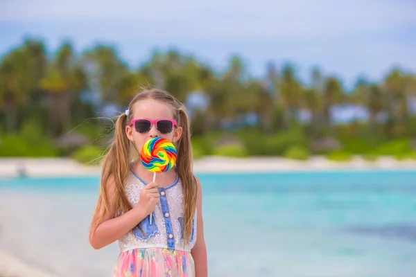 Schattig meisje op het strand plezier met lolly — Stockfoto