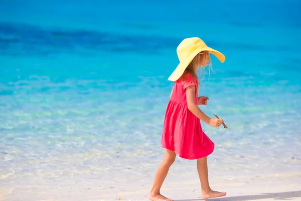 Adorable niña en sombrero en la playa durante las vacaciones de verano —  Fotos de Stock