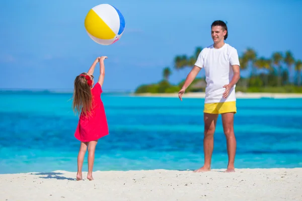 Šťastný otec a dcera hraje s míčem baví venkovní na pláži — Stock fotografie