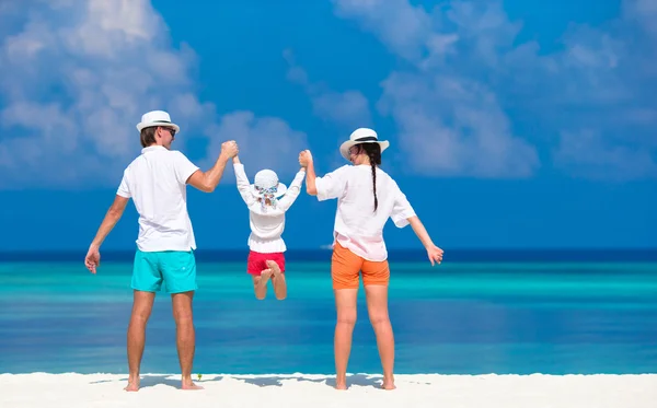 Jeune famille de trois personnes sur la plage de sable blanc pendant les vacances tropicales — Photo