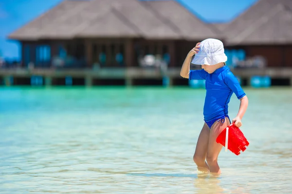 Rozkošný dívka si hraje s hračkami, beach během tropické dovolené — Stock fotografie