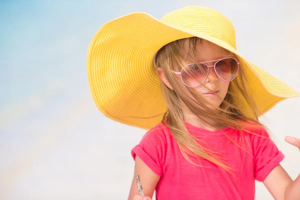 Bedårande liten flicka i hatt på stranden under sommarlovet — Stockfoto