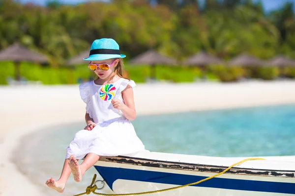 Adorable niña sonriente feliz en sombrero en vacaciones de playa —  Fotos de Stock