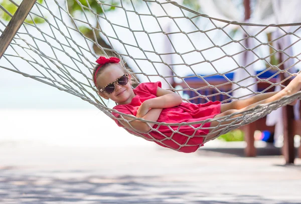 可爱的小女孩，在热带度假放松在吊床上 — 图库照片