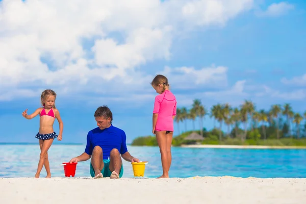 Lindas niñas divirtiéndose con papá en la playa blanca —  Fotos de Stock