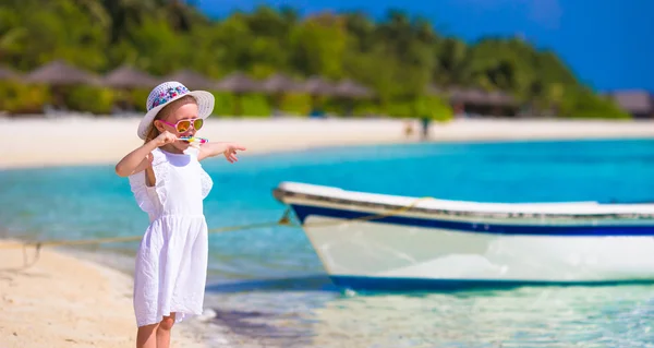 Adorable happy smiling little girl in hat on beach vacation — Stock Photo, Image