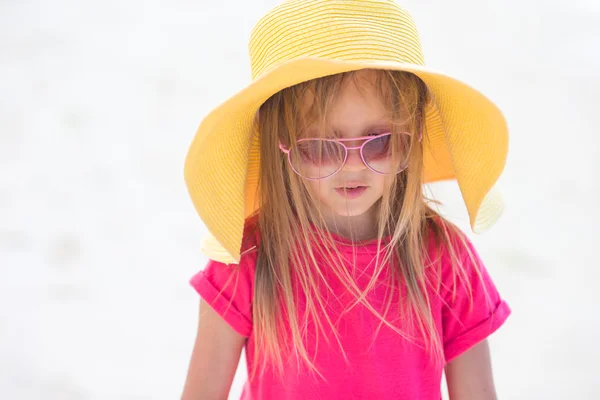 Adorable niña en sombrero en la playa durante las vacaciones de verano —  Fotos de Stock