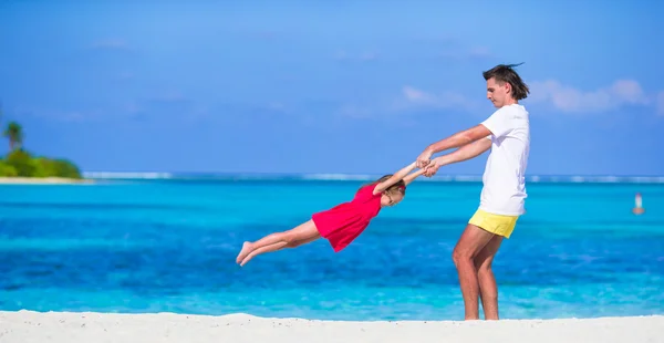 Piccola ragazza carina e papà durante le vacanze al mare tropicale — Foto Stock