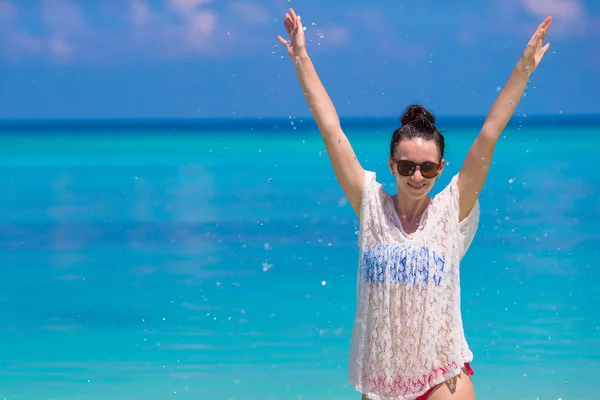 Mladá krásná žena na pláži během tropické dovolené — Stock fotografie