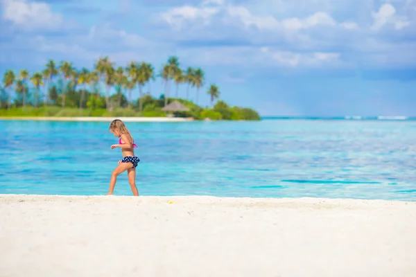 Adorable happy little girl have fun at shallow water on beach vacation — Stock Photo, Image