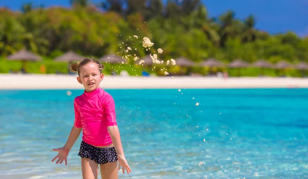 Adorable little girl at beach during summer vacation — Stock Photo, Image
