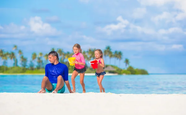 Söta små flickor att ha kul med pappa på vita stranden — Stockfoto