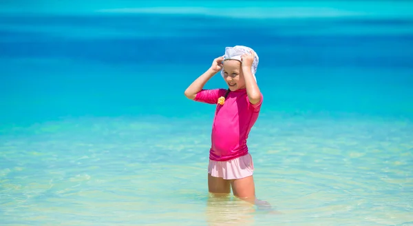 愛らしい幸せな少女は、ビーチ バカンス浅瀬で楽しい時を過す — ストック写真