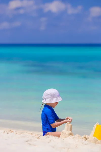 Adorable chica jugando con juguetes de playa durante las vacaciones tropicales — Foto de Stock