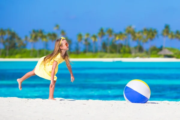 Rozkošná holčička hraje s venkovním vzduchu míč na pláži — Stock fotografie