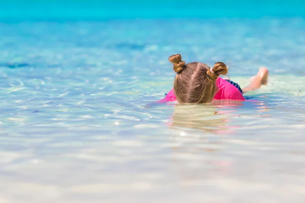 Adorable petite fille à la plage pendant les vacances d'été — Photo