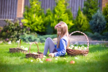 sepet domates tam ile küçük kız 