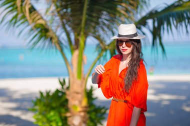 Tropikal plaj tatil sırasında genç güzel kadın