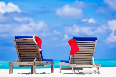 Kırmızı Noel çorap ve güneşlenme sandalyeli tropikal beyaz Beach Santa şapka