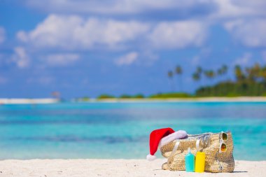 Beyaz tropikal plaj Santa şapka ile plaj aksesuarları