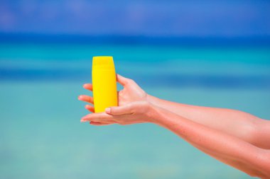 Portre suncream şişe arka plan mavi deniz