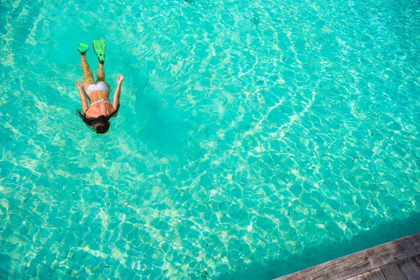 Jeune fille plongée en apnée dans l'eau tropicale en vacances — Photo