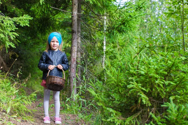 Κοριτσάκι συγκέντρωση μανιτάρια στο δάσος του φθινοπώρου — Φωτογραφία Αρχείου