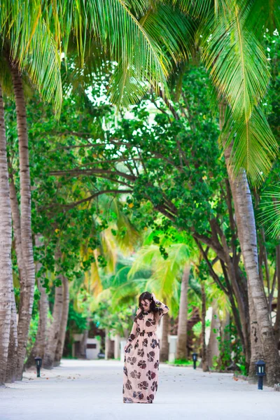 Young beautiful woman during tropical beach vacation — Stock Photo, Image