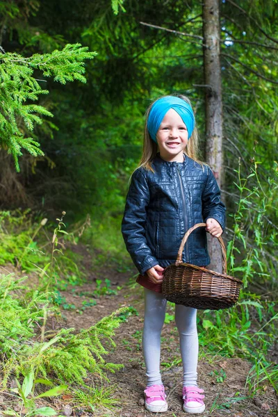 秋の森でキノコを集める少女 — ストック写真