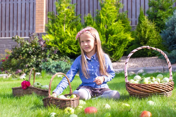 Bambina con raccolto autunnale di pomodori in cesti — Foto Stock