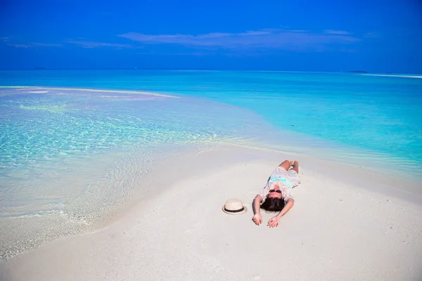 Gelukkig jongedame genieten van zomervakantie op witte zandstrand — Stockfoto