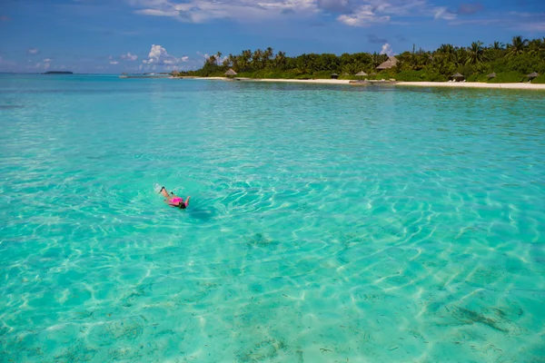 Niña haciendo snorkel en agua tropical de vacaciones — Foto de Stock