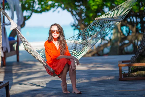 Schöne Frau entspannt sich in den Sommerferien auf der Hängematte — Stockfoto