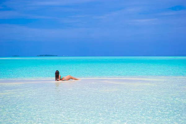 Młoda kobieta zadowolony korzystać z wakacji na białej, piaszczystej plaży — Zdjęcie stockowe
