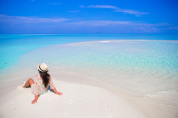 Młoda kobieta zadowolony korzystać z wakacji na białej, piaszczystej plaży — Zdjęcie stockowe
