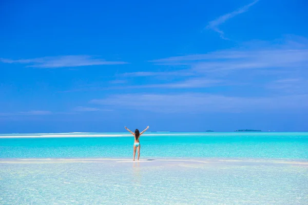 Молодая женщина наслаждается тропический отдых на пляже — стоковое фото