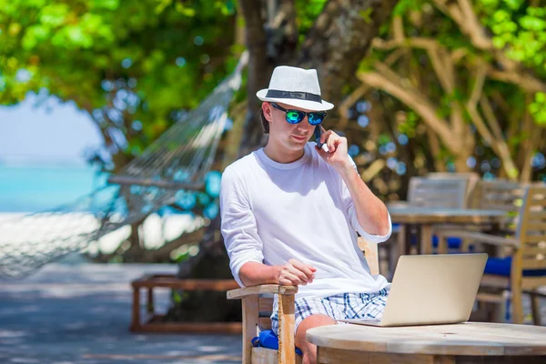 Νέους επιχειρηματίας καλεί από κινητό τηλέφωνο άσπρη παραλία — Φωτογραφία Αρχείου