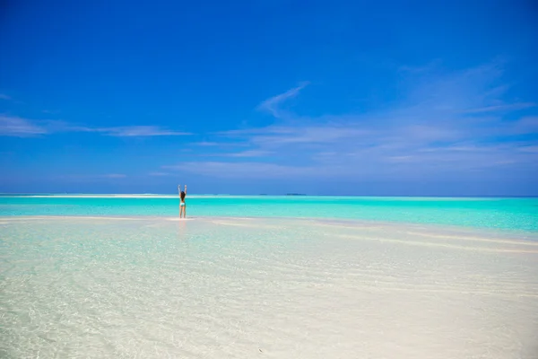 Молодая девушка на тропическом белом пляже — стоковое фото