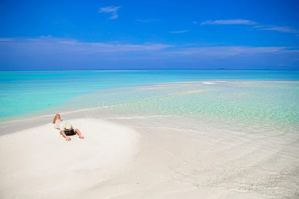 Genç kadın zevk tropikal beach tatil — Stok fotoğraf