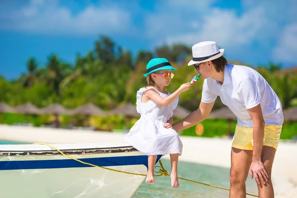 Little girl and dad during tropical beach vacation — Stock Photo, Image