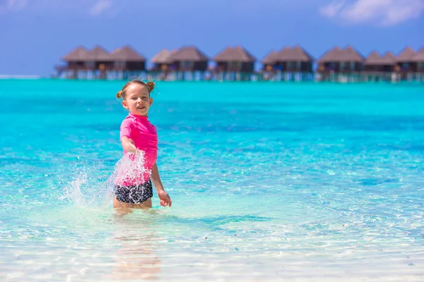 Adorabile bambina in spiaggia durante le vacanze estive — Foto Stock