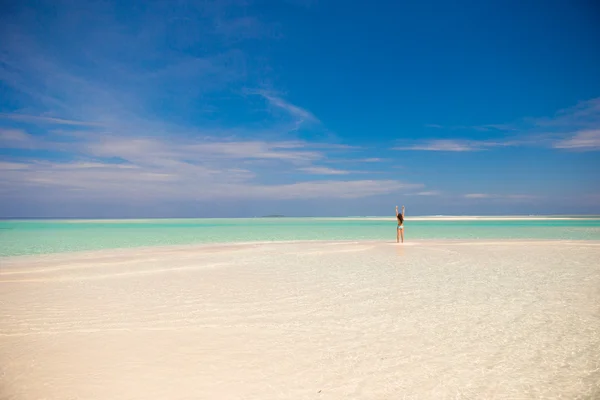 Młoda kobieta szczęśliwy na białej, piaszczystej plaży — Zdjęcie stockowe